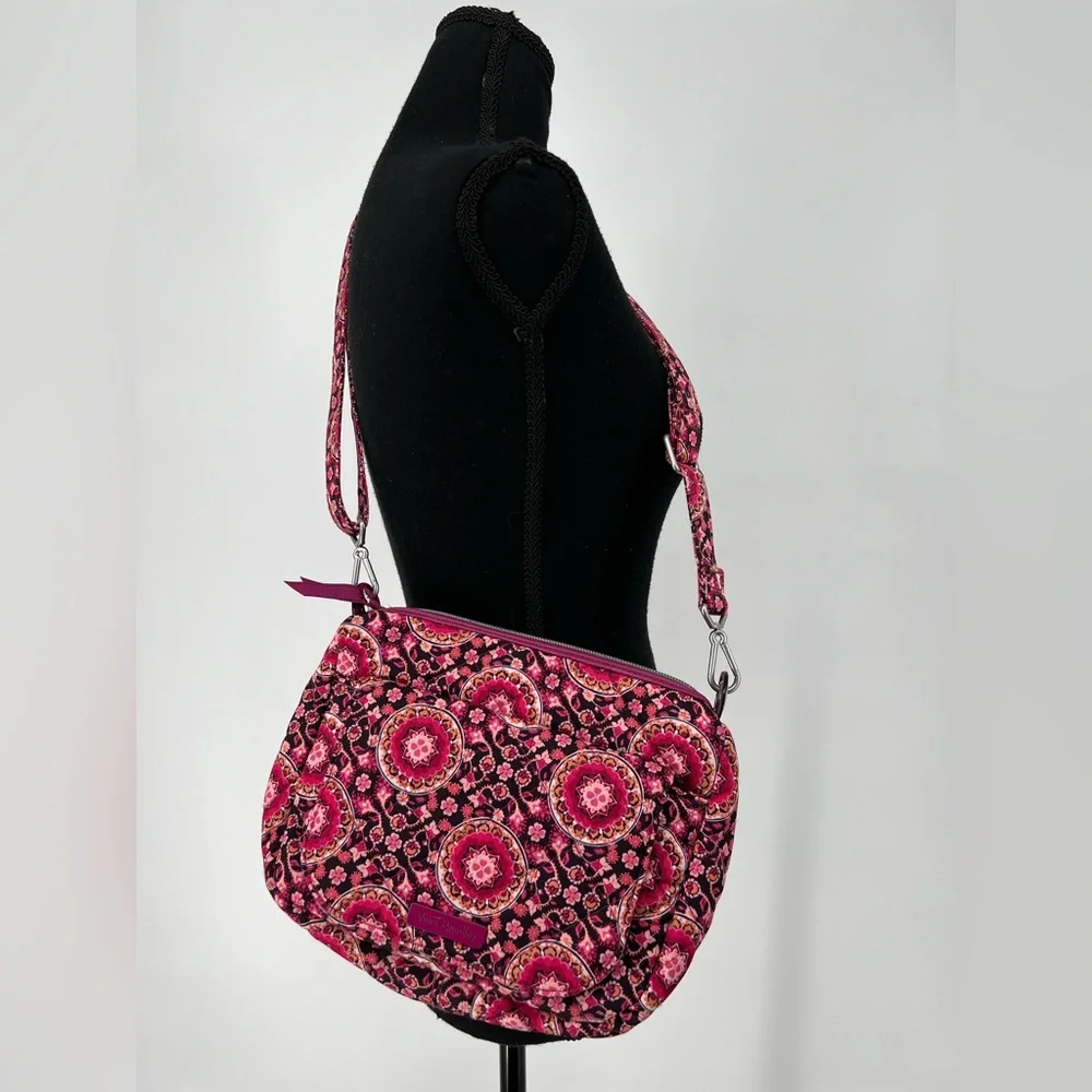 VERA BRADLEY CROSSBODY RASPBERRY MEDALLION‎ CARSON BAG CLASSIC VIBRANT QUILTED